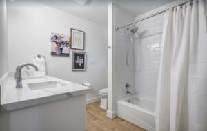 Pristine guest bathroom with tub/shower combo