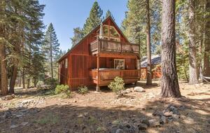 Home Exchange in Truckee, CA, woodsy backyard with hot tub deck