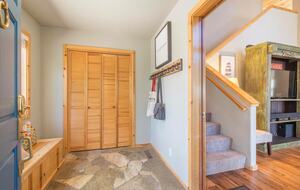 Home Exchange in Truckee, CA, cozy mudroom upon entry