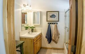 Home Exchange in Truckee, CA, first floor master bathroom
