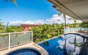 Infinity pool with spa