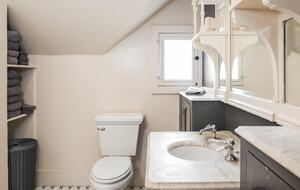 Home Exchange in Pacific Grove, CA, second floor bathroom