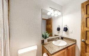 Home Exchange in Fraser, CO guest bathroom