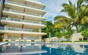 Home Exchange in Sayulita, Nay., Mexico pool with lounge
