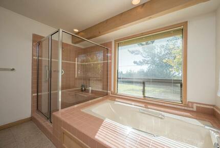 Home Exchange in San Miguel, CA master en suite with tub and shower