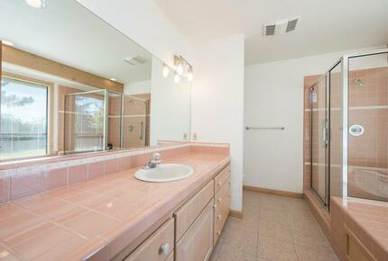 Home Exchange in San Miguel, CA master en suite with tub and shower