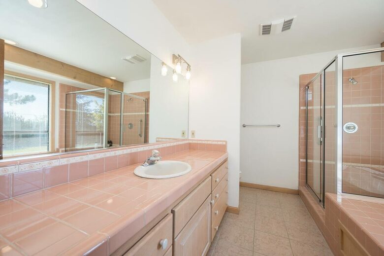 Home Exchange in San Miguel, CA master en suite with tub and shower