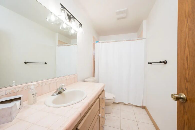 Home Exchange in San Miguel, CA guest bathroom with shower tub