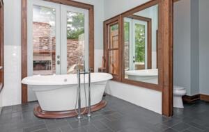 Master bath with soaker tub