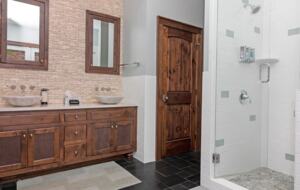 Master bath with soaker tub