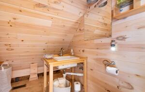 Home exchange in Fairview NC, second floor bathroom