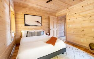 Home exchange in Fairview NC, main floor queen bedroom