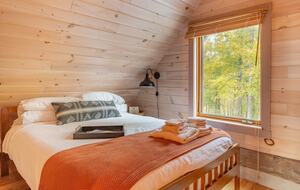 Home exchange in Fairview NC, second floor queen bedroom