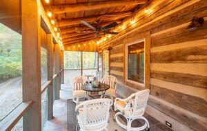 Home exchange in Fairview NC, screened in porch with table and chairs