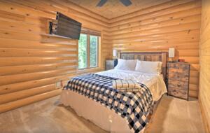 Guest room with queen bed