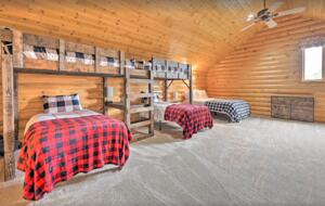 Loft with a queen bed and 4 twin beds