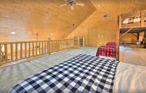 Loft with a queen bed and 4 twin beds
