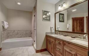 Ensuite bath 1 with steam shower