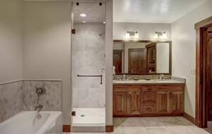 Ensuite bath 1 with steam shower