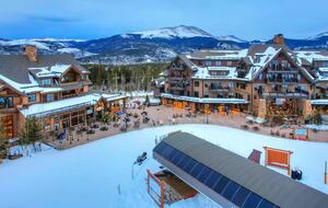 Independence 6-person chair lift on Peak 7