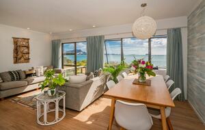 Front Beach Bliss - Ferry Landing, New Zealand