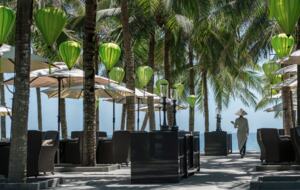 Beachside dining at La Sen