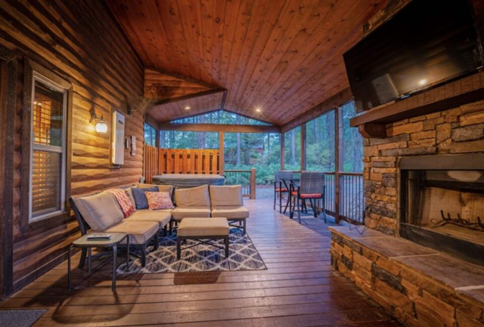 Home Exchange in Broken Bow, OK outdoor living space