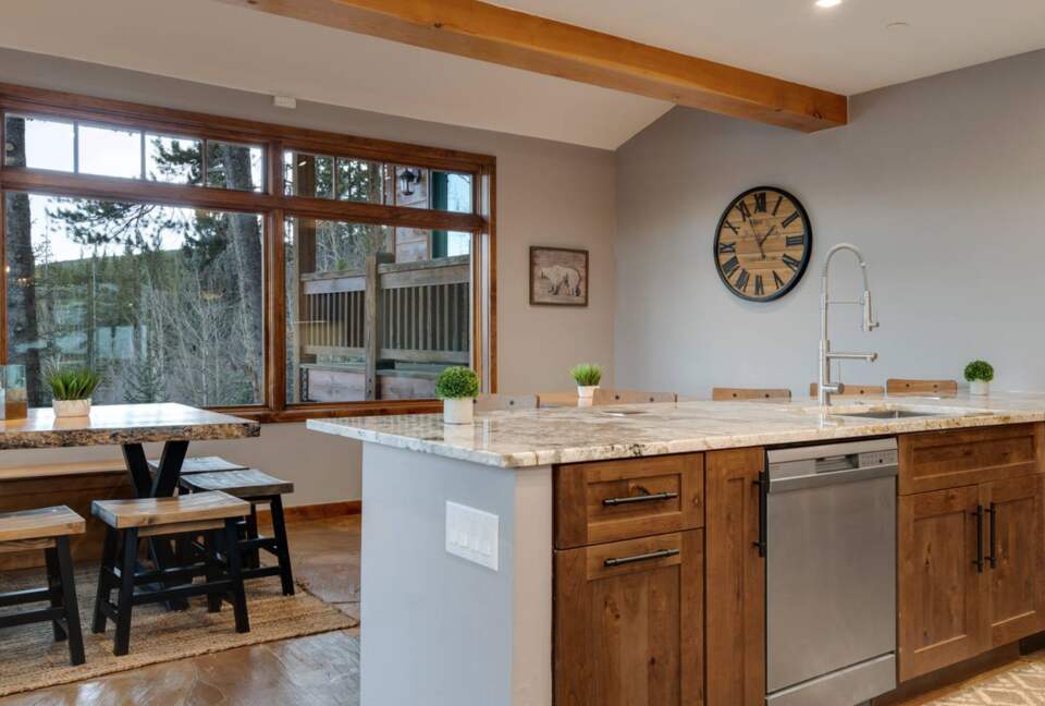 Breakfast nook and eat-in bar