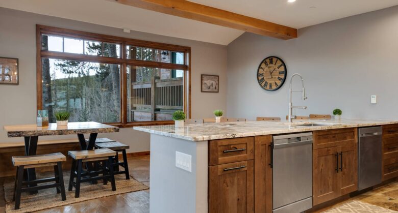 Breakfast nook and eat-in bar