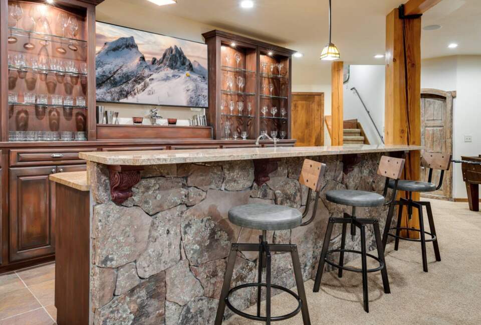 Lower level wet bar and rec room
