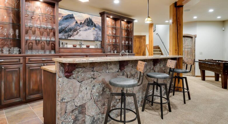 Lower level wet bar and rec room