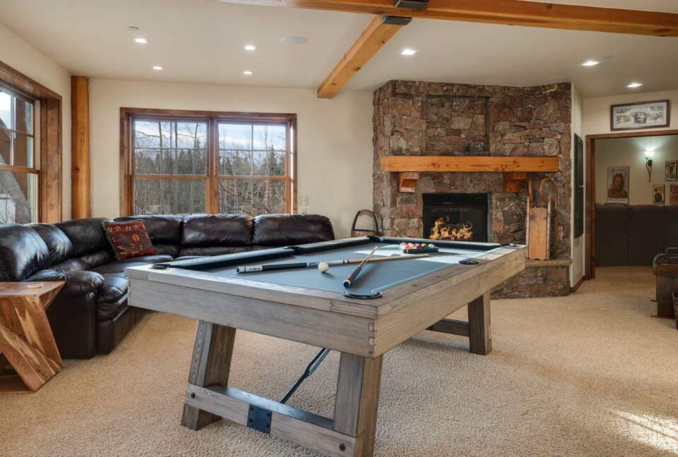 Lower level wet bar and rec room
