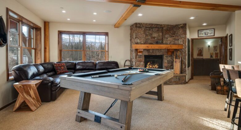 Lower level wet bar and rec room