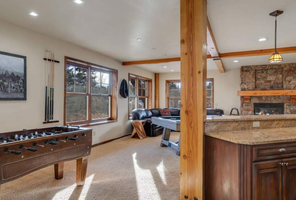 Lower level wet bar and rec room