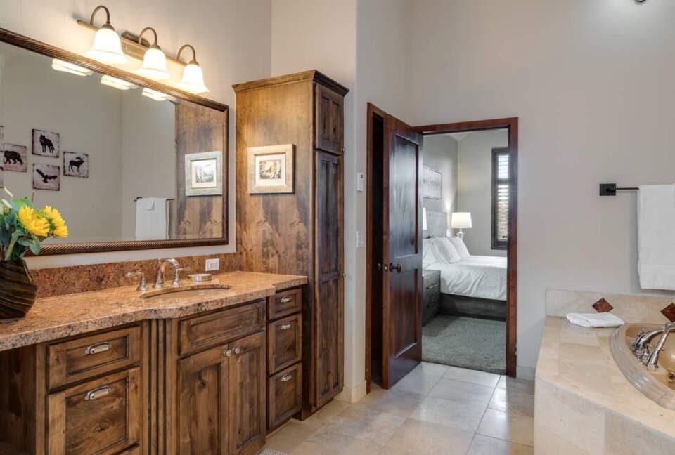Master ensuite bathroom