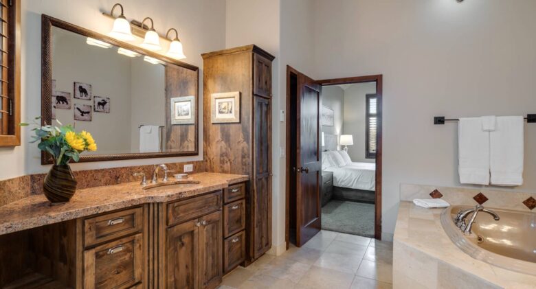 Master ensuite bathroom