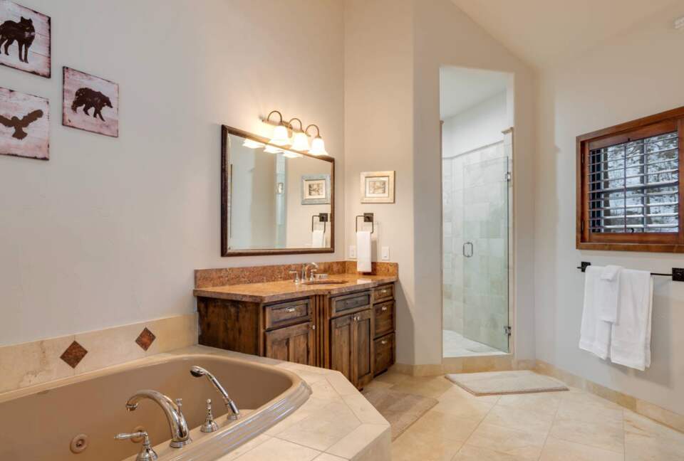Master ensuite bathroom