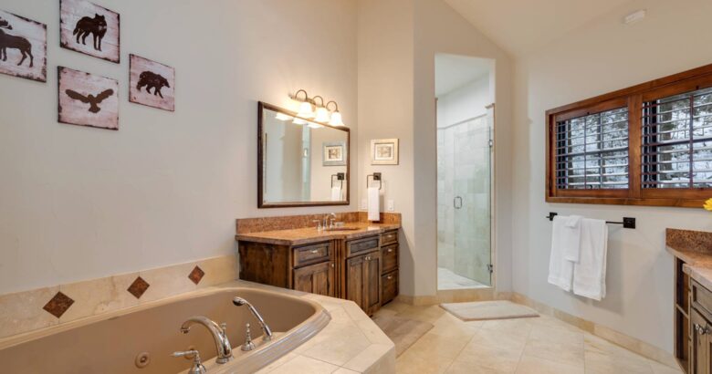 Master ensuite bathroom