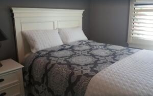 Middle bedroom with queen bed