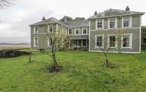 Historic Welsh Coastal Flat: Spacious 4-Bedroom Residence - Portmeirion, United Kingdom