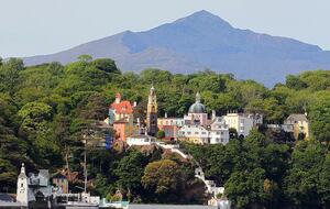 Historic Welsh Coastal Flat: Spacious 4-Bedroom Residence - Portmeirion, United Kingdom