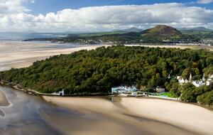Historic Welsh Coastal Flat: Spacious 4-Bedroom Residence - Portmeirion, United Kingdom