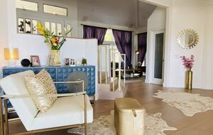 Lounge Area in Entry