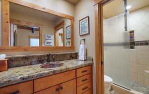 Upstairs ensuite bathroom.