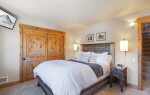 Downstairs Secondary Bedroom (Queen)