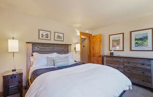 Downstairs Secondary Bedroom (Queen)