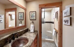 Upstairs ensuite bathroom.