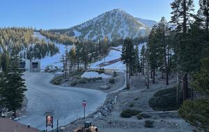 Mammoth Mountain 4-Bedroom (sleeps 10) just steps from Canyon Lodge - Ski back to the house! Renovated space with stocked kitchen. - Mammoth Lakes, California