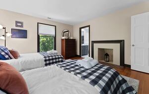 Luxury Waterfront Retreat w/ Private Pool & Dock - Weems, Virginia