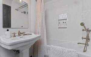 Luxury Waterfront Retreat w/ Private Pool & Dock - Weems, Virginia